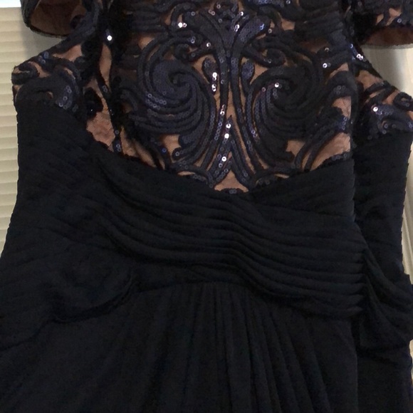 Navy blue lace gown. - Picture 5 of 8